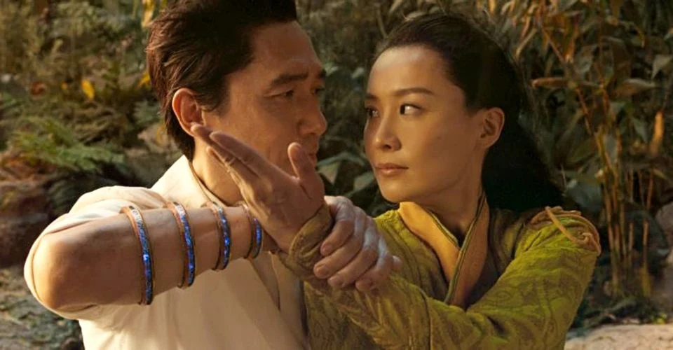 Tony Leung jako Wenwu i Fala Chen jako Jiang Li. Kadr z filmu <em>Shang-Chi i Legenda Dziesięciu Pierścieni</em>, reż. Destin Daniel Cretton, 2021.
